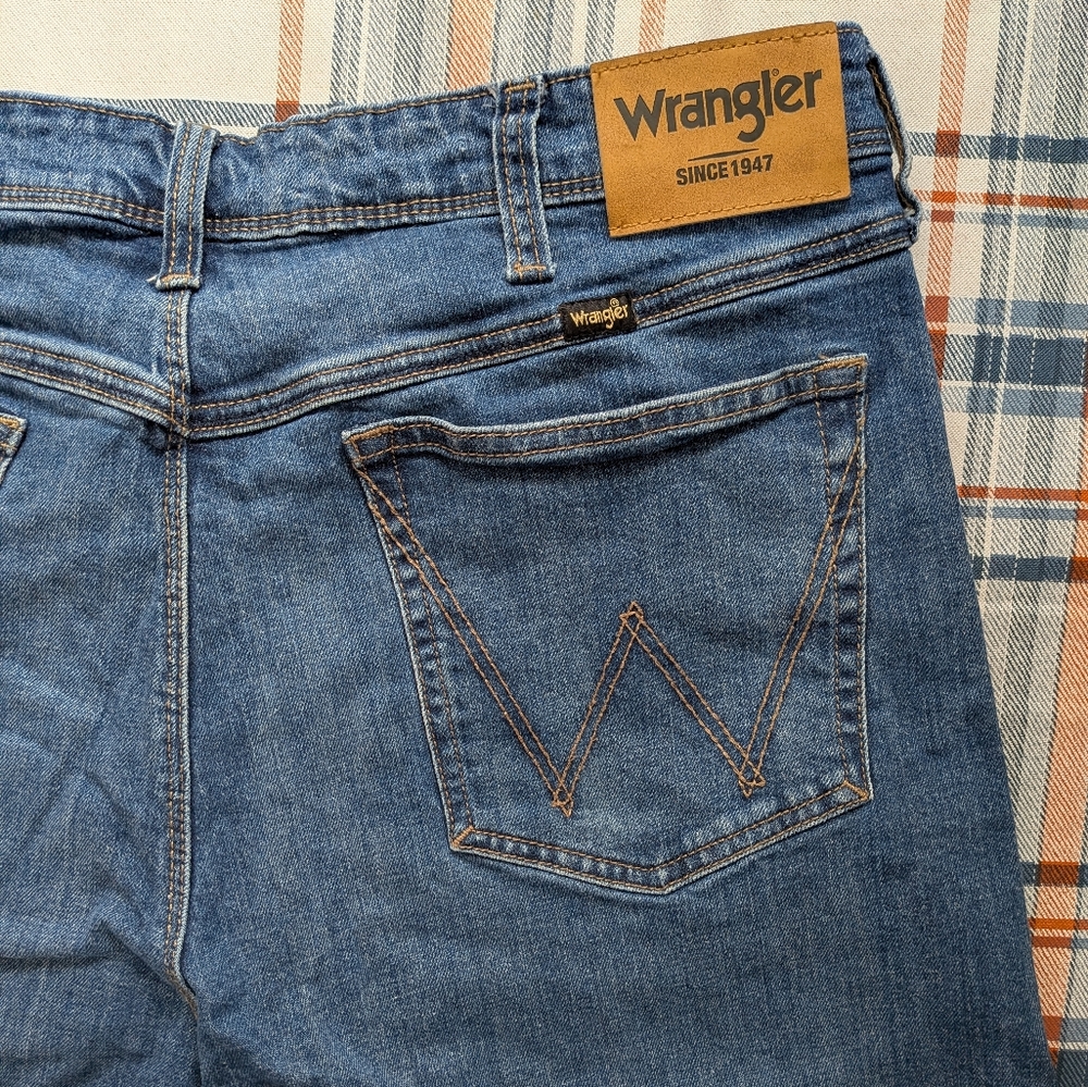 Wrangler Men's Relaxed Fit Blue Jeans Sz 36 x 30 Regular Fit